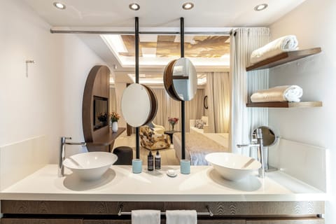 Executive Suite | Bathroom | Combined shower/tub, eco-friendly toiletries, hair dryer, towels