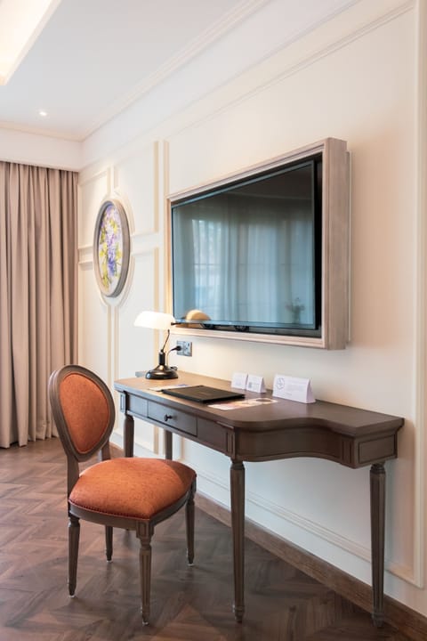 Executive Room, 1 King Bed (Executive Pass) | Down comforters, minibar, in-room safe, desk