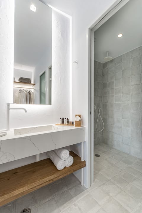 Junior Studio Suite, 1 Bedroom | Bathroom | Rainfall showerhead, free toiletries, hair dryer, towels