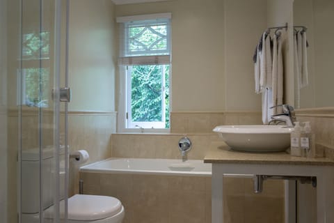 Standard - Twin/ Double | Bathroom | Separate tub and shower, free toiletries, hair dryer, towels