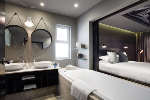 Deluxe Room | Bathroom | Free toiletries, hair dryer, bathrobes, slippers
