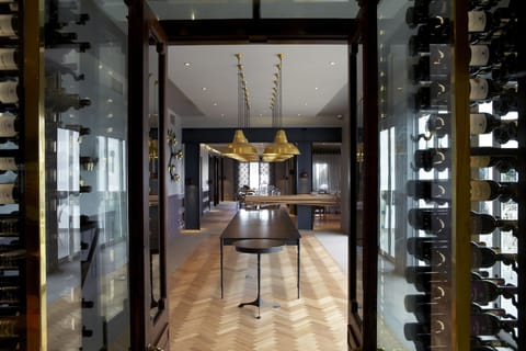 Breakfast, dinner served; international cuisine, garden views 