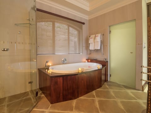 Luxury Suite, Lake View (Oyster Suite) | Jetted tub