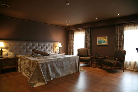 Minibar, desk, soundproofing, iron/ironing board