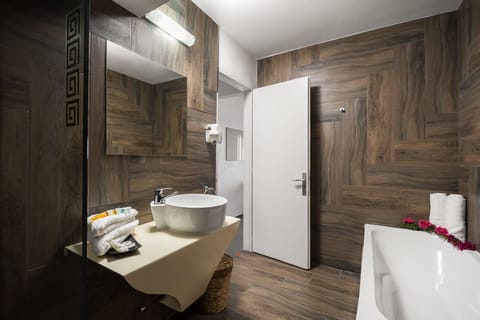 Family Quadruple Room, Sea View | Bathroom | Combined shower/tub, free toiletries, hair dryer, towels