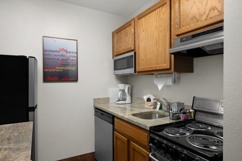 Studio, 1 Queen Bed with Sofa bed | Private kitchen | Full-size fridge, microwave, oven, stovetop