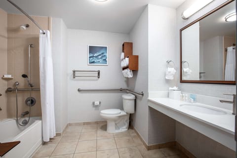 Combined shower/tub, deep soaking tub, free toiletries, hair dryer