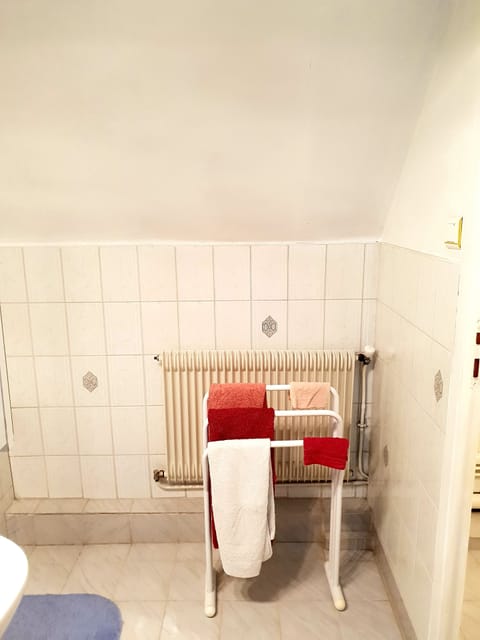 Triple Room | Bathroom amenities | Free toiletries, towels