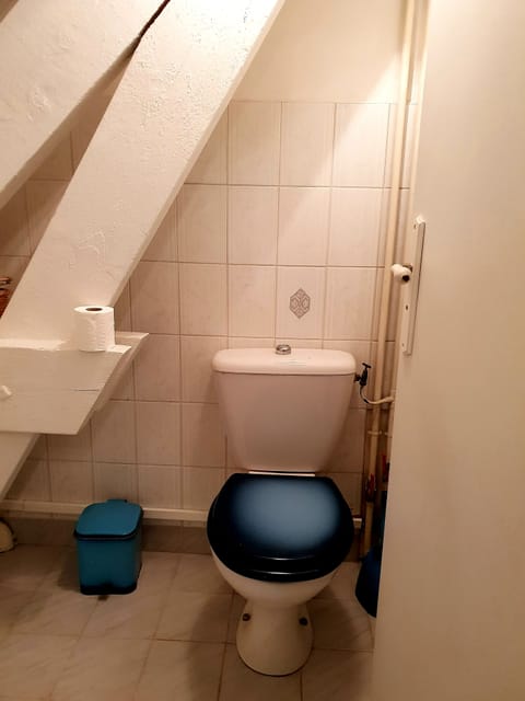 Triple Room | Bathroom | Free toiletries, towels