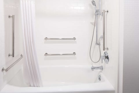 Combined shower/tub, free toiletries, hair dryer, towels