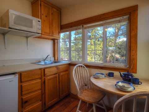 Cabin, 3 Bedrooms | Private kitchen | Fridge, microwave, oven, dishwasher