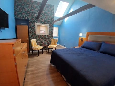 Deluxe Room, 1 King Bed | Individually decorated, desk, free WiFi, bed sheets