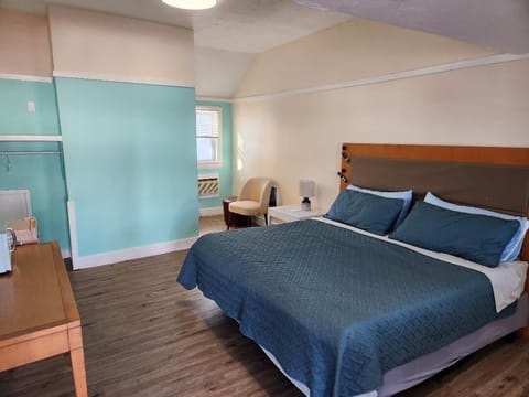 Deluxe Room, 1 King Bed | Bathroom | Hair dryer, towels