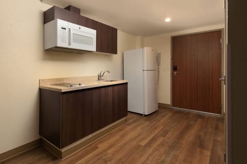 Full-size fridge, microwave, stovetop