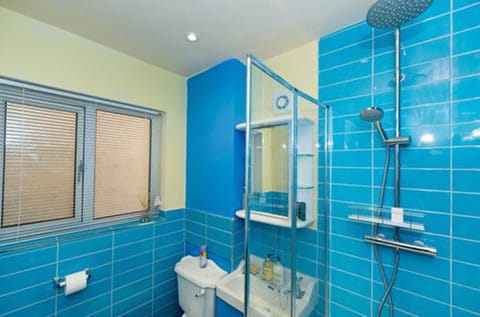 Single Room, Shared Bathroom | Bathroom | Deep soaking tub, free toiletries, hair dryer, slippers