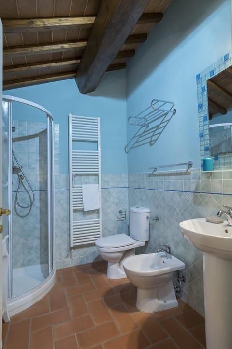 Double Room | Bathroom | Shower, rainfall showerhead, free toiletries, hair dryer