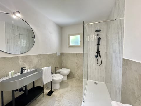 Deluxe Studio | Bathroom | Shower, towels