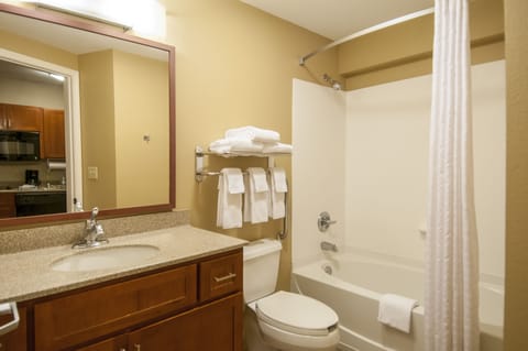 Combined shower/tub, hair dryer, towels