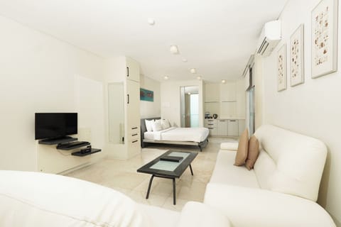 Studio | 3 bedrooms, minibar, in-room safe, desk