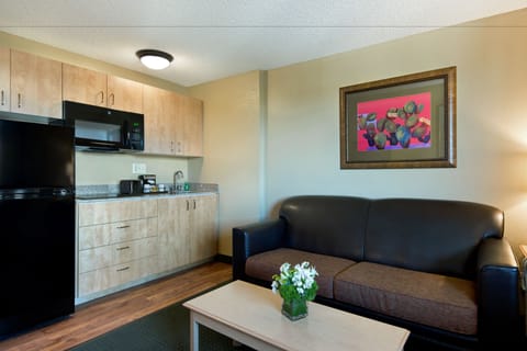 Extended Stay Queen Suite Kitchenette | Living area | Flat-screen TV