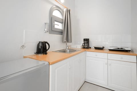 Standard Studio, 1 Double Bed, Non Smoking, Kitchenette | Private kitchenette | Full-size fridge, cleaning supplies