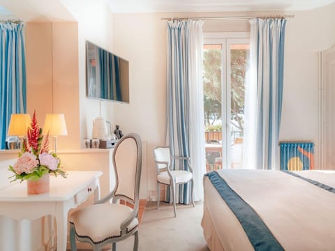 Superior Room | Minibar, in-room safe, individually decorated, individually furnished