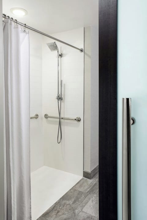 Combined shower/tub, designer toiletries, hair dryer, towels