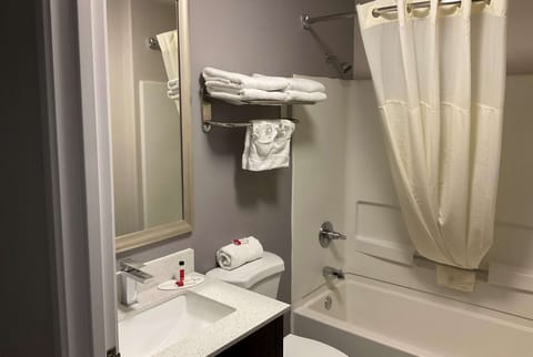 Combined shower/tub, free toiletries, towels