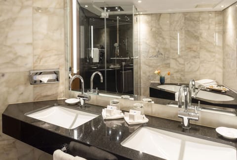 Junior Suite | Bathroom | Combined shower/tub, free toiletries, hair dryer, towels