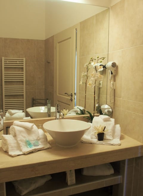 Deluxe Suite, Sea View, Ground Floor | Bathroom | Designer toiletries, hair dryer, bathrobes, slippers