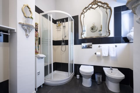 Luxury Suite | Bathroom | Shower, free toiletries, hair dryer, bathrobes