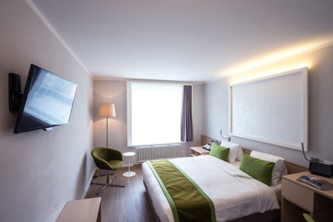 Hypo-allergenic bedding, in-room safe, individually decorated