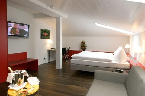 Hypo-allergenic bedding, in-room safe, individually decorated