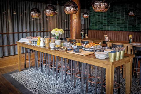 Daily cooked-to-order breakfast (CHF 19.00 per person)