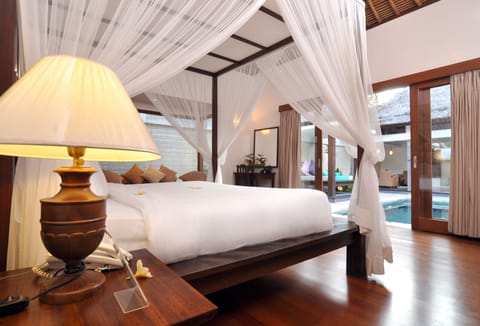 Romantic Double Room, 1 Bedroom, Private Pool | Minibar, in-room safe, desk, soundproofing