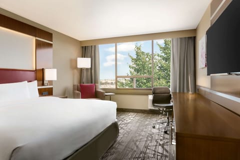 Deluxe Room, 1 King Bed | Premium bedding, pillowtop beds, in-room safe, blackout drapes