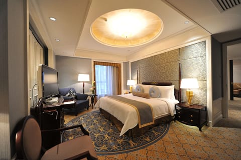 Executive Suite | Down comforters, minibar, in-room safe, desk