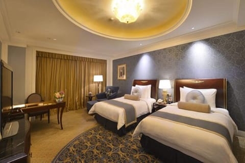 Executive Room | Down comforters, minibar, in-room safe, desk