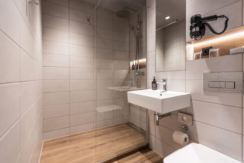 Deluxe Double or Twin Room | Bathroom | Free toiletries, hair dryer, towels