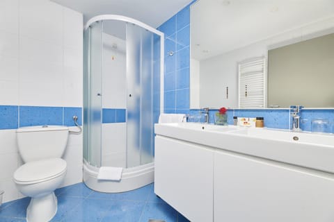 Shower, free toiletries, hair dryer, towels