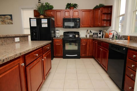 3 bedroom/2 bathroom premium condo | Private kitchen | Fridge, microwave, oven, dishwasher