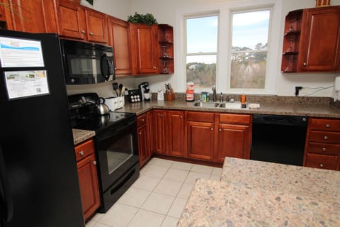 3 bedroom/2 bathroom premium condo | Private kitchen | Fridge, microwave, oven, dishwasher