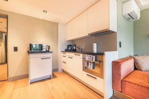 Mate Apartment 360 | Private kitchen | Full-size fridge, microwave, oven, stovetop