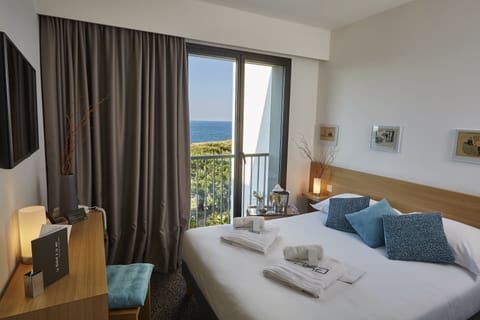 Standard Room, Sea View | Premium bedding, minibar, in-room safe, desk