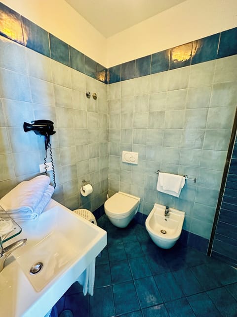 Standard Quadruple Room | Bathroom | Shower, rainfall showerhead, hair dryer, bidet