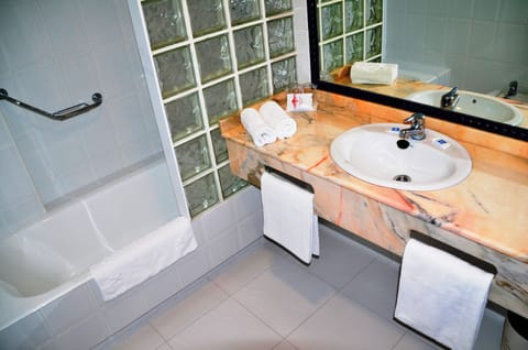 Combined shower/tub, free toiletries, hair dryer, bidet