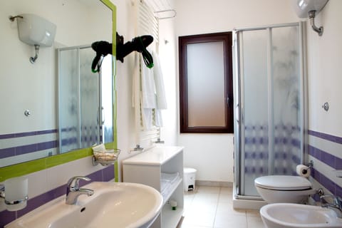 Quadruple Room | Bathroom | Shower, free toiletries, hair dryer, bidet