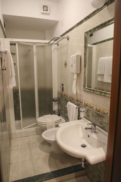 Standard Double or Twin Room, 1 Double or 2 Twin Beds | Bathroom | Free toiletries, hair dryer, bidet, towels