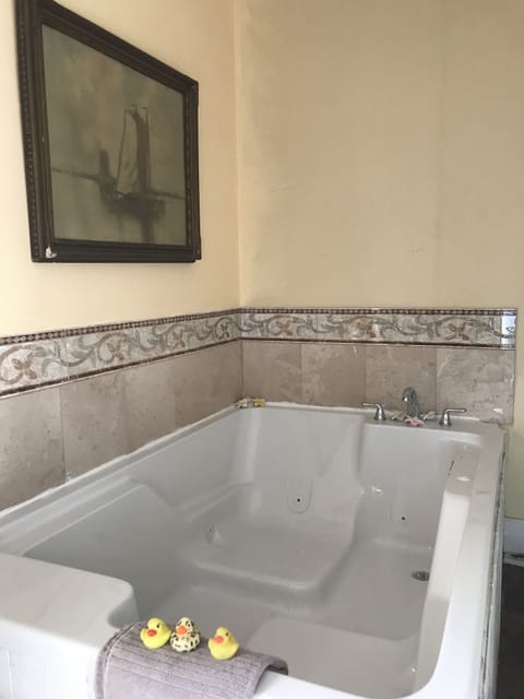 Standard Room, 1 King Bed, Jetted Tub | Private spa tub