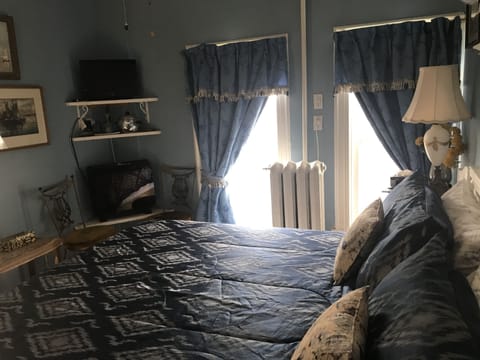 Standard Room, 1 King Bed, Jetted Tub | Free WiFi, bed sheets